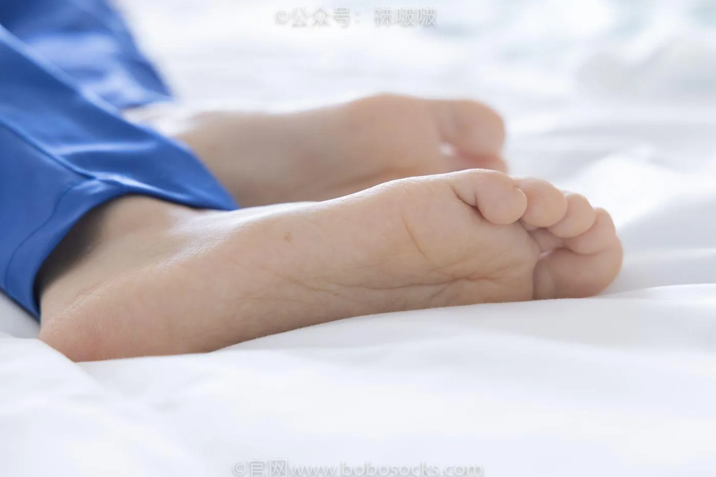 [BoBoSocks袜啵啵]NO.039 小奶熊-校服、vans帆布鞋、短白棉袜、裸足 [154P]插图4